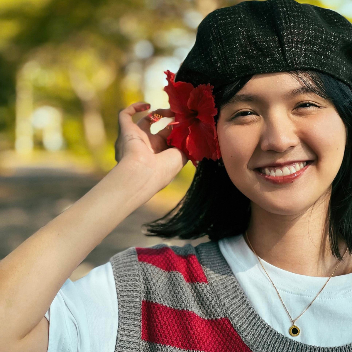 Sau màn tái xuất lần đầu này, Hải Tú cũng cập nhật nhiều khung ảnh trên trang cá nhân và dự án nghệ thuật.