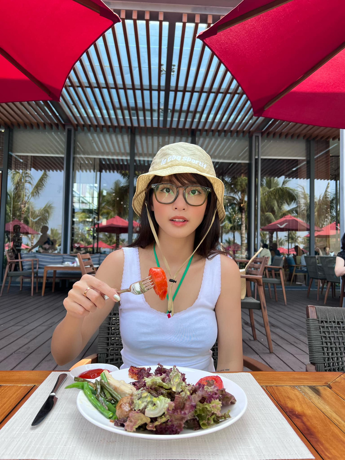 Những hình ảnh khoe thân hình chính diện, cùng với vòng 1 nảy nở bất ngờ của Khả Ngân từng khiến netizen đặt nghi vấn cô đã "hack" vòng 1 bằng công nghệ dao kéo.