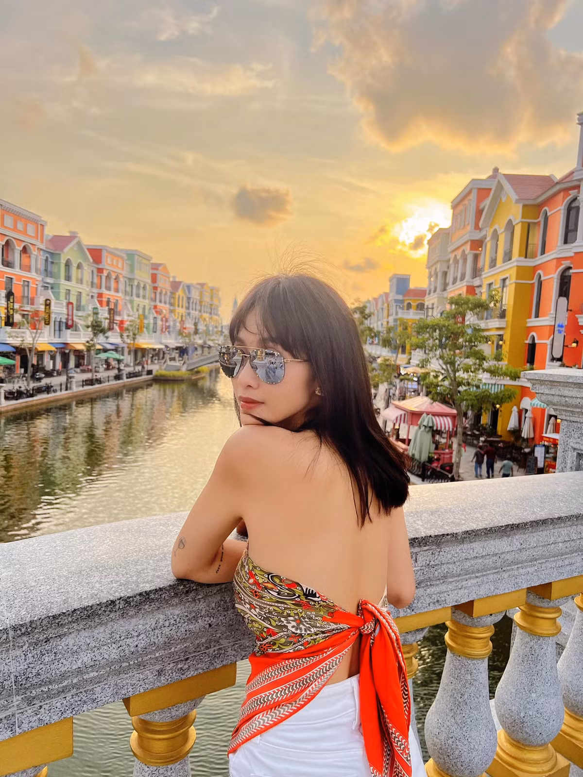 Trước những bàn luận xôn xao xoay quanh những bức ảnh, Khả Ngân đã lên tiếng, cô chia sẻ: "Lâu lâu mới hở bạo tí thôi cả nhà ơi. Mà đi bơi thì phải mặc bikini chứ phải không ạ?".