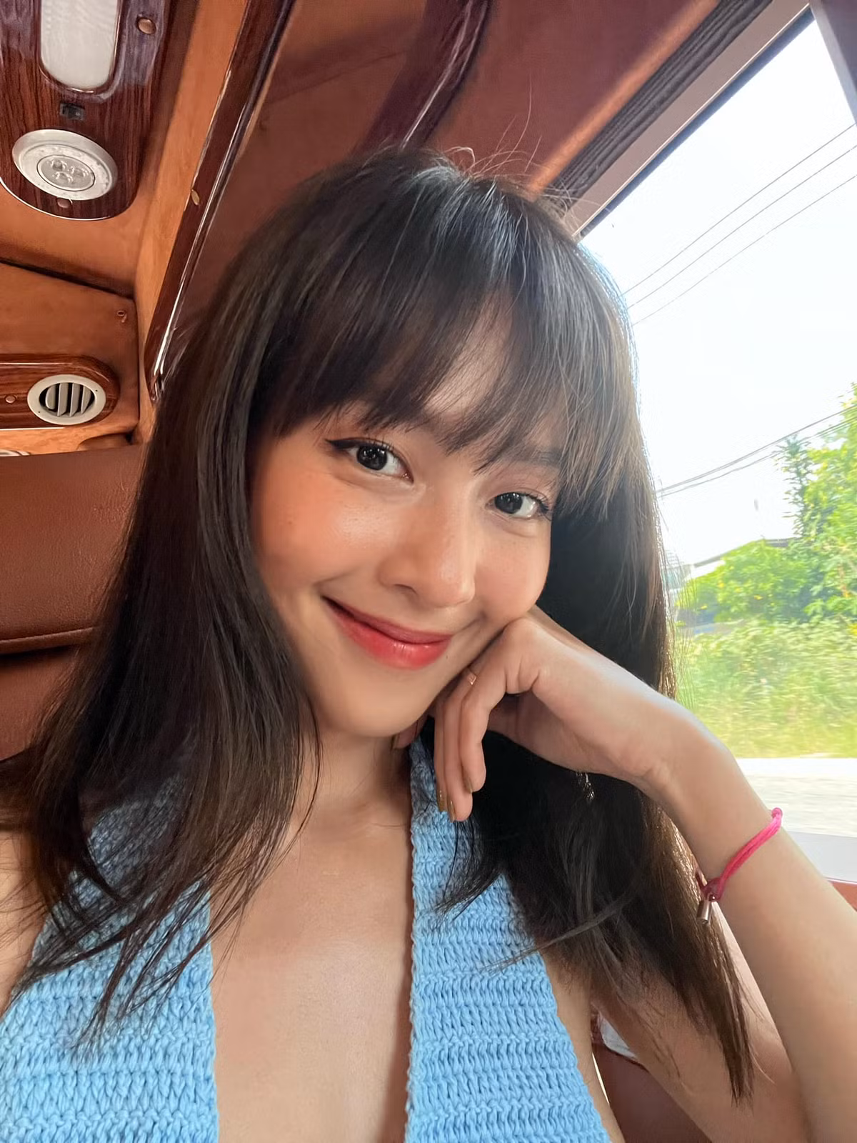 Khả Ngân (Trần Thị Kim Ngân) nổi tiếng với danh xưng " hot girl boxing" nhờ gương mặt xinh đẹp, v-line tự nhiên.