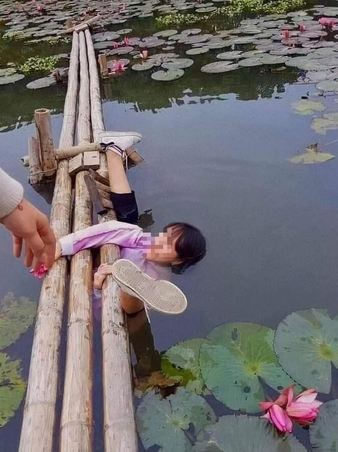 Bị ngã xuống nước là trường hợp khá phổ biến, đặc biệt, các bạn gái khi đi chụp ảnh muốn tạo dáng trên thuyền, trên cầu nhưng trong khi thuyền, cầu ít, vội chạy ra tranh thuyền nên dễ ngã xuống.