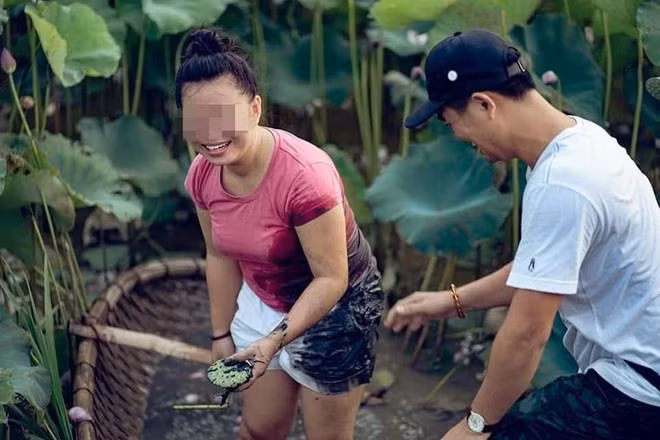 Cô gái này muốn thực hiện một bộ ảnh khác với những tấm hình đã chụp ở hồ sen trước đó nên cô chỉ diện áo hồng, quần short trắng. Tuy nhiên, thuyền bị lật, cô ngã luôn xuống ao sen. Quần và một góc áo ướt, lấm hết bùn đen.