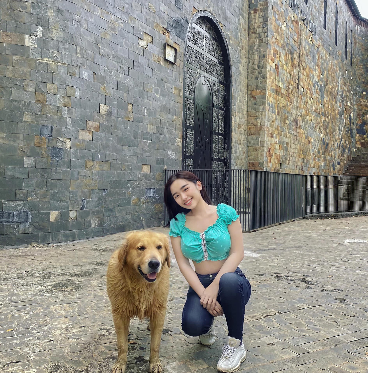 Ngoài công việc mẫu ảnh, hiện tại, cô cũng đang sở hữu hai thương hiệu thời trang của riêng mình với mặt hàng là giày dép và quần áo.