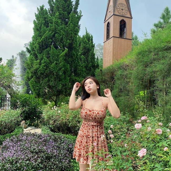 Điểm trên cơ thể của Thiên Di gây ấn tượng với người đối diện chính là vòng 1 đầy đặn khoảng 1m.