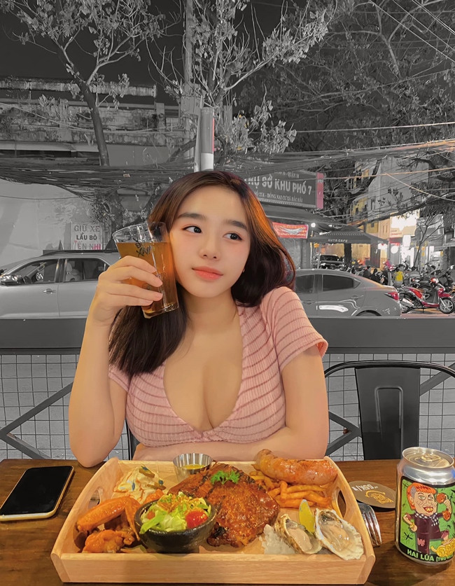 Được biết, hot girl này nổi tiếng từ khi học trung học phổ thông nhờ thân hình phổng phao trước tuổi.