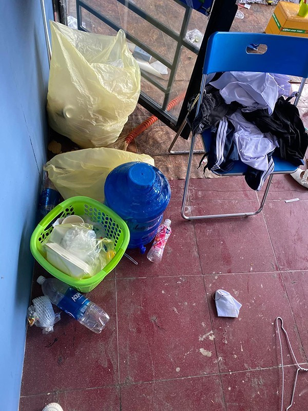 Bên cạnh chỗ ngủ là góc nấu ăn, rửa bát được "bày biện" hết sức lộn xộn, bẩn thỉu, đọng lại thức ăn thừa. Đến cái hốt rác cũng nằm ngổn ngang.