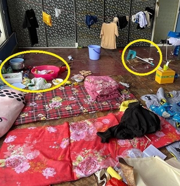 Ba cô gái, 3 tấm nệm ngủ khác nhau được đặt qua loa trong phòng, đúng ý nghĩa chỉ dành để ngủ.