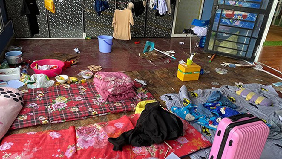 Theo như chủ nhân bài đăng chia sẻ, 3 cô gái này xuất hiện ở ngoài trong hình ảnh xinh xắn, lung linh thì khi ghé thăm phòng của họ sẽ phải "há hốc mồm" vì... quá bẩn, trình ở bẩn của họ được thể hiện qua loạt ảnh mà chủ nhà chia sẻ lên MXH.