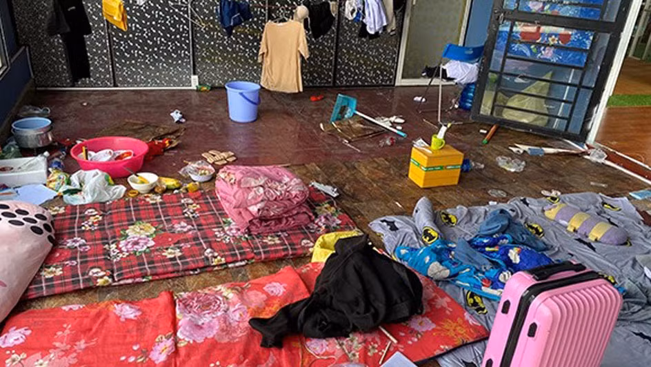 Theo như chủ nhân bài đăng chia sẻ, 3 cô gái này xuất hiện ở ngoài trong hình ảnh xinh xắn, lung linh thì khi ghé thăm phòng của họ sẽ phải "há hốc mồm" vì... quá bẩn, trình ở bẩn của họ được thể hiện qua loạt ảnh mà chủ nhà chia sẻ lên MXH.