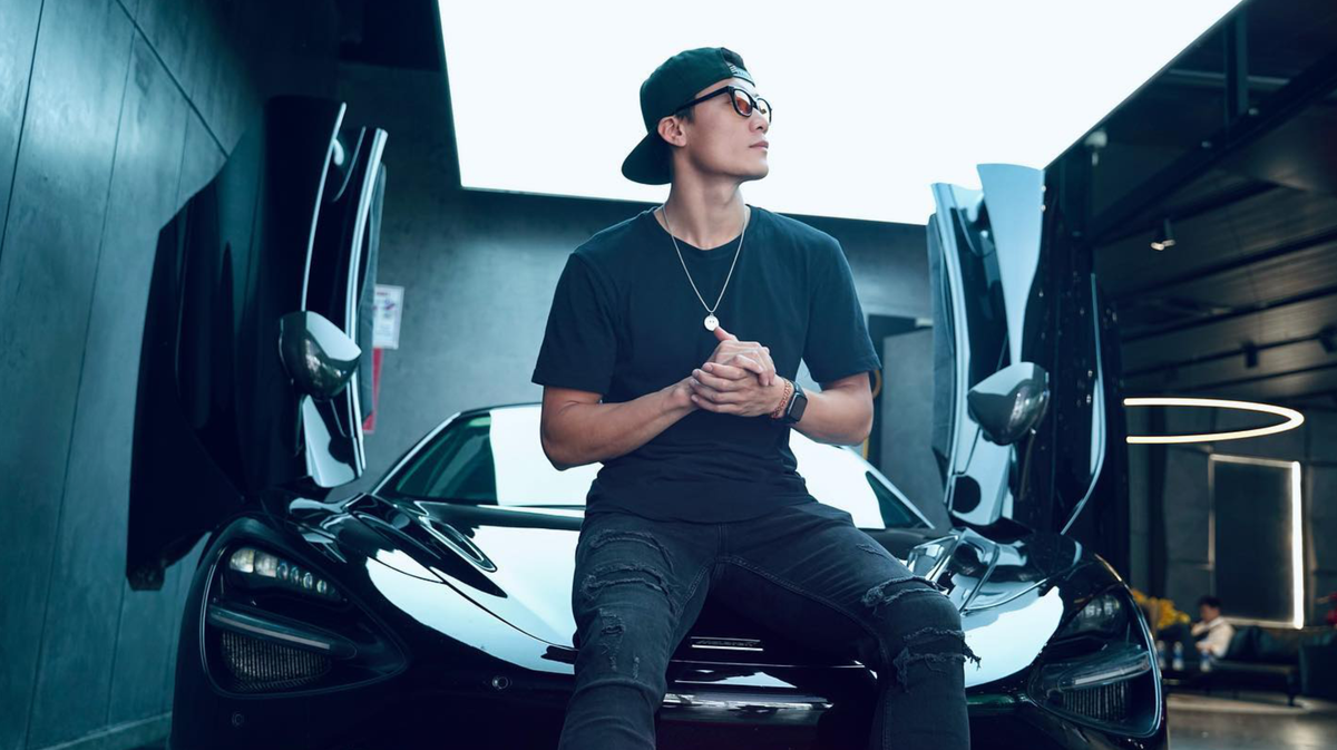 Ngoài ra Dũng Gôn cũng có thời gian sở hữu chiếc BMW i8 biển tứ quý 6 xịn xò.