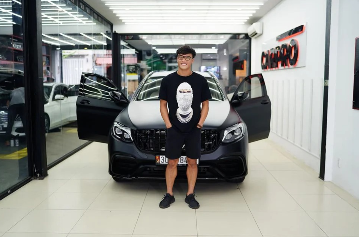 Trước đó, Bùi Tiến Dũng được mạnh thường quân thưởng chiếc Mercedes GLC 250 trị giá gần 2 tỷ đồng sau những gì đã đạt được ở Thường Châu.