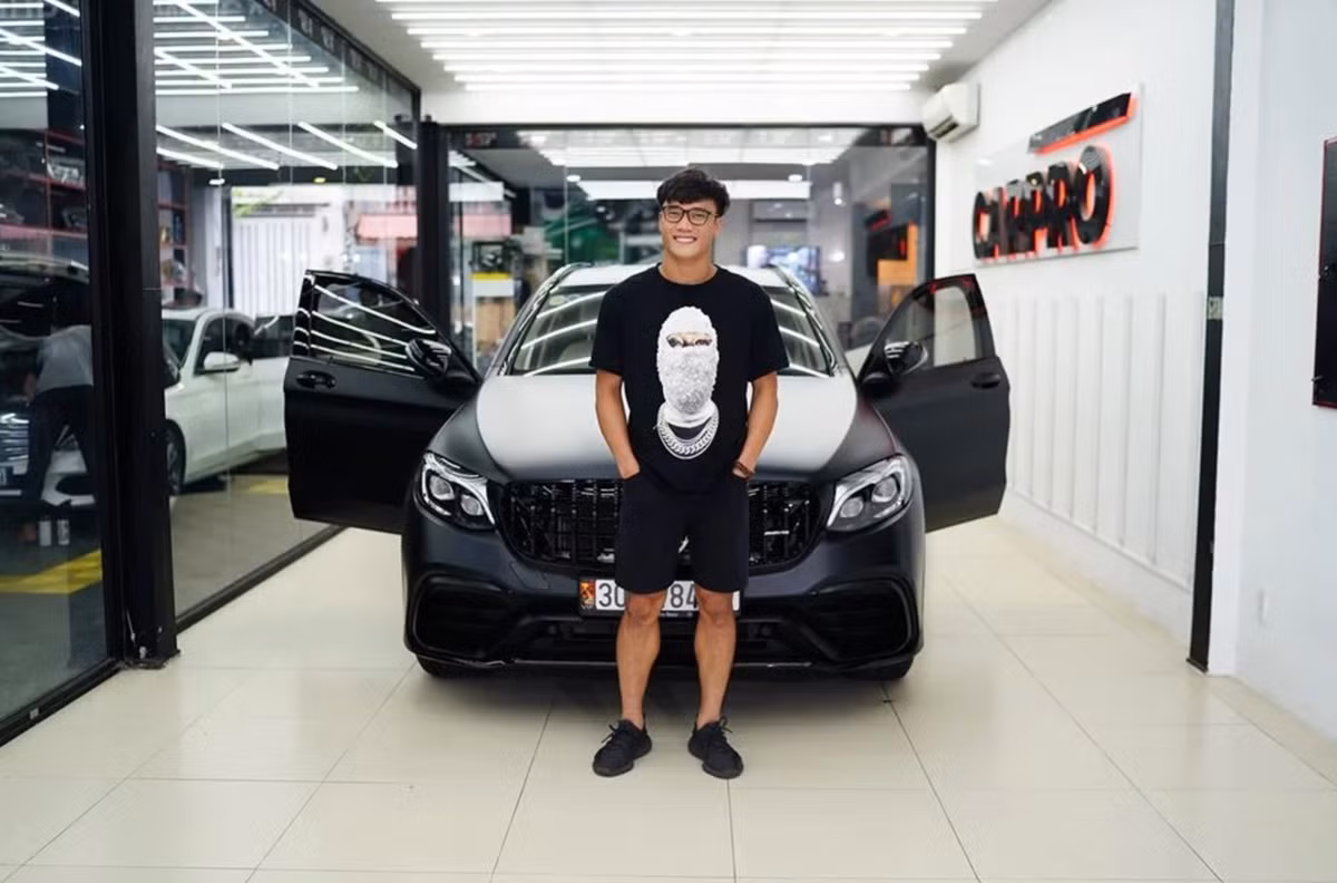 Trước đó, Bùi Tiến Dũng được mạnh thường quân thưởng chiếc Mercedes GLC 250 trị giá gần 2 tỷ đồng sau những gì đã đạt được ở Thường Châu.