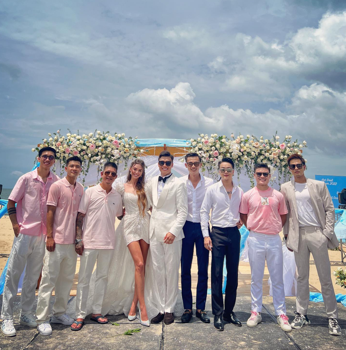 Được biết đây là tiệc thân mật chỉ gồm gia đình, người thân và bạn bè thân thiết của Bùi Tiến Dũng và bạn gái, được tổ chức tại một resort hạng sang ở Vũng Tàu.