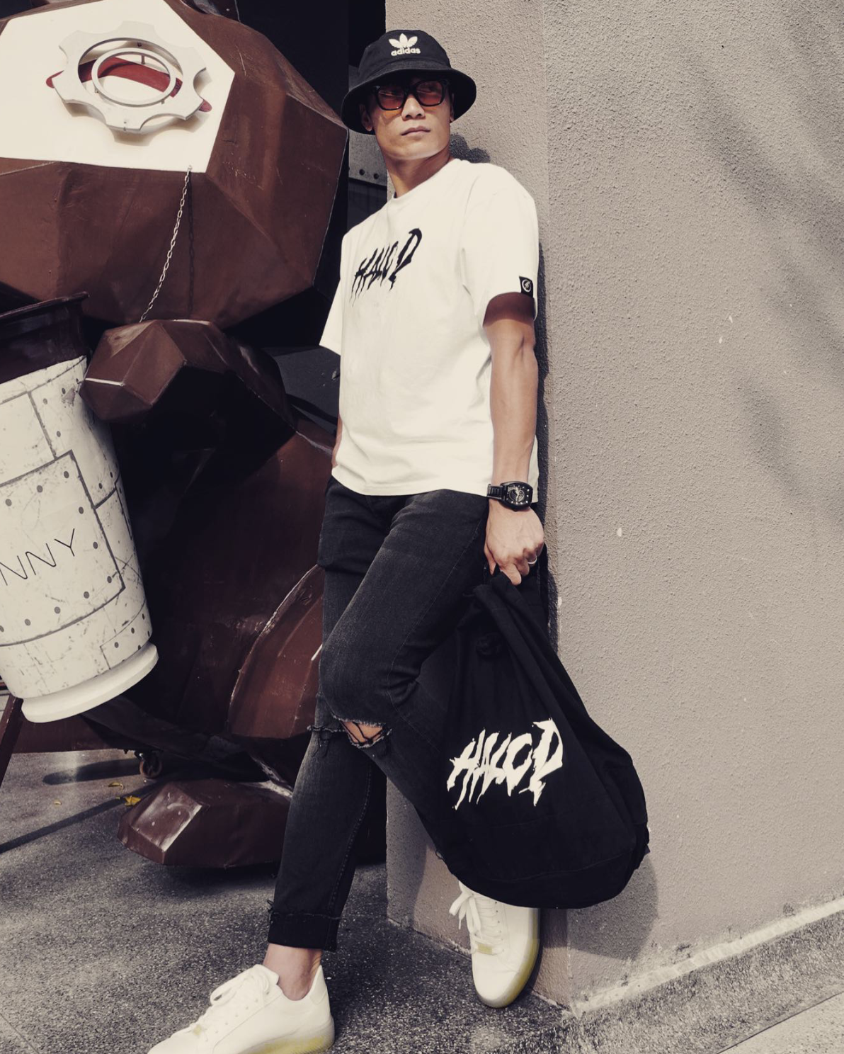 Hiện tại Bùi Tiến Dũng đang là chủ 1 brand thời trang nam ở TP HCM. Sau 1 thời gian kinh doanh online, chàng thủ môn cũng mở shop hoành tráng ngay giữa 1 con phố mặt tiền ở quận 1.