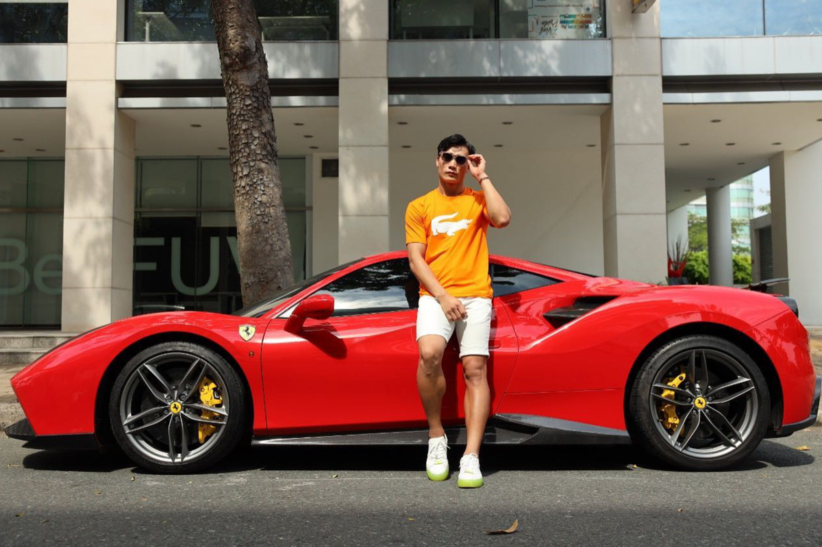 Được biết chiếc xe này có giá khoảng 7 - 8 tỷ đồng, là món quà anh "tự thưởng" cho mình vào hồi đầu năm 2021.