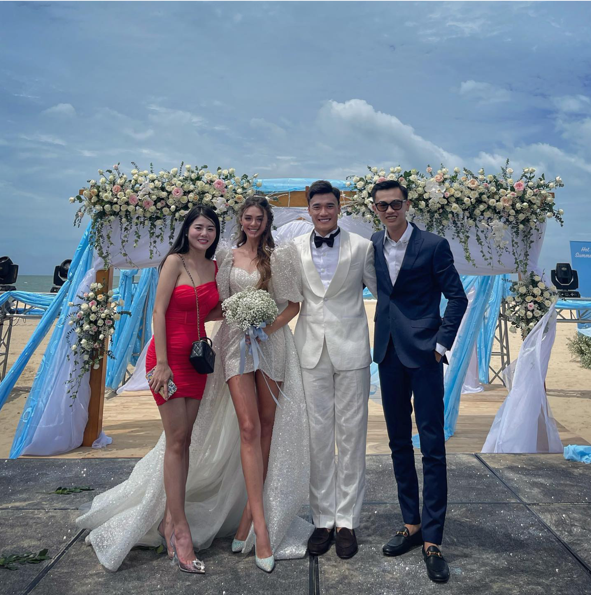 Sáng 22/5, loạt ảnh tiệc cưới thân mật của thủ môn Bùi Tiến Dũng với bạn gái - Dianka Zakhidova đã xuất hiện trên MXH đã khiến cư dân mạng được phen choáng váng.