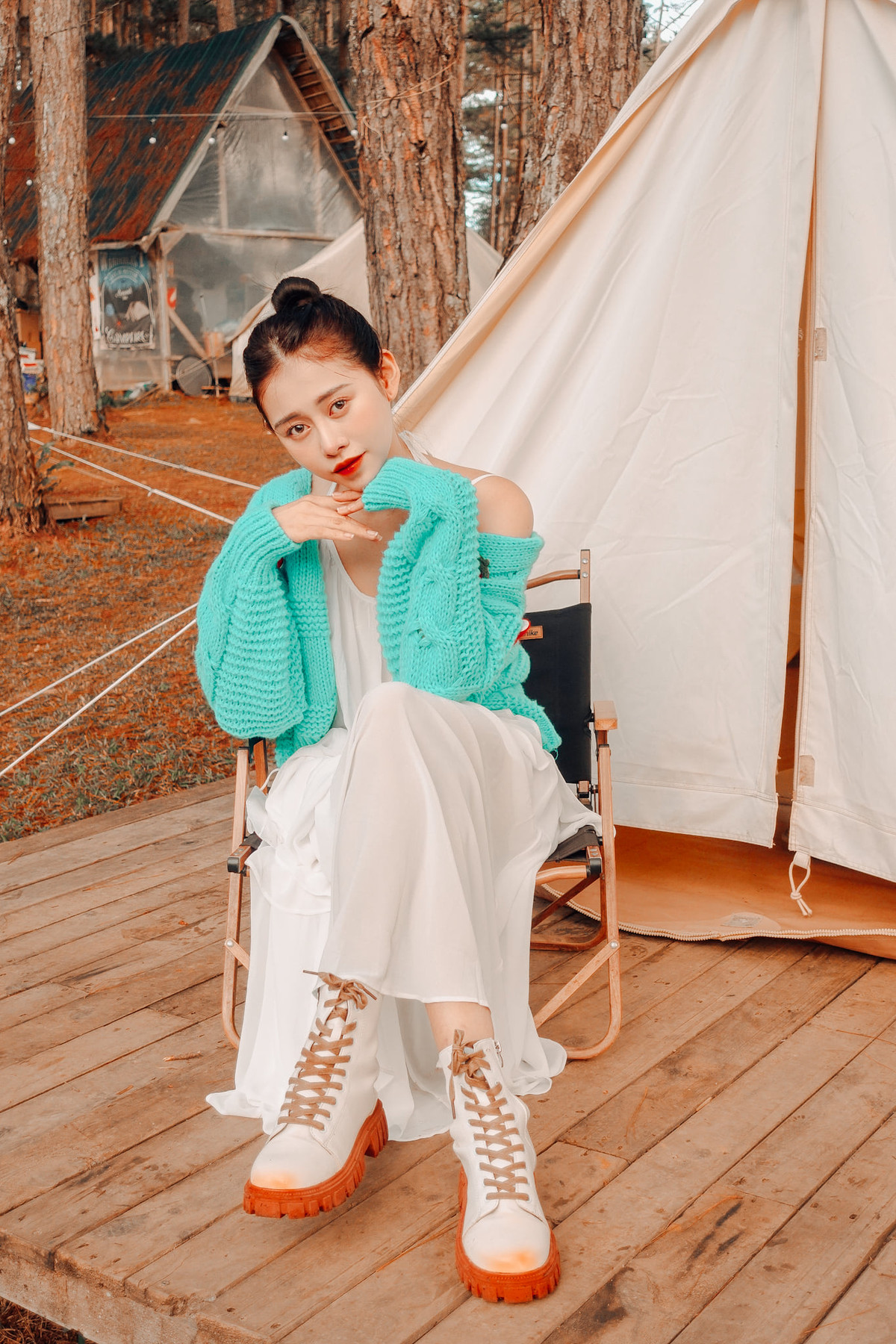 Khác hẳn với "lời nguyền" lộ nhan sắc bị quay lén của nhiều hot girl hiện nay, Phương Thoa lại ghi điểm với người xem về mặt mộc không tì vết. Ảnh: Tổng hợp