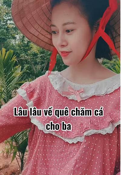 Dù không trang điểm lộng lẫy, diện quần áo là lượt như lúc trên phố nhưng Việt Phương Thoa vẫn giữ vững phong độ nhan sắc với làn da trắng trẻo, gương mặt dễ thương.