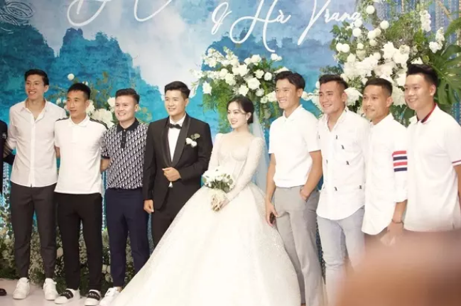 Là bạn thân thiết của Hà Đức Chinh, cầu thủ Quang Hải là nhân vật không thể vắng mặt trong đám cưới đình đám này.