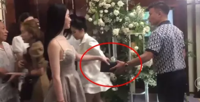 Dù khá giữ khoảng cách để tránh gây sự chú ý, song bạn gái tin đồn Quang Hải và chàng cầu thủ vẫn bị các paparazzi bắt trọn khoảnh khắc chứng minh có ''giao tình''.