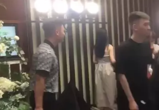 Cặp đôi khá giữ khoảng cách trong đám cưới, có lẽ là để tránh gây sự chú ý.