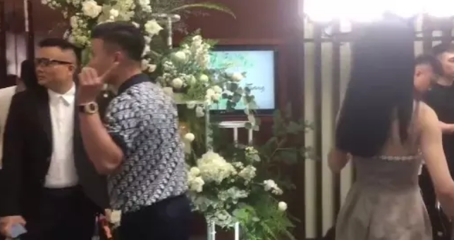 Theo đó, nam cầu thủ đã đưa chiếc ví tiền của mình để bạn gái tin đồn cầm hộ. Sau đó anh liền đến nói chuyện với người quen và chụp ảnh cùng một số khách mời.