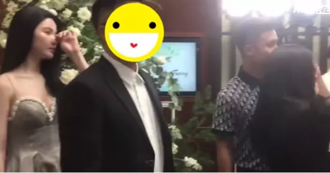 Chu Thanh Huyền lặng lẽ lùi lại phía sau khi Quang Hải có người xin chụp ảnh cùng.