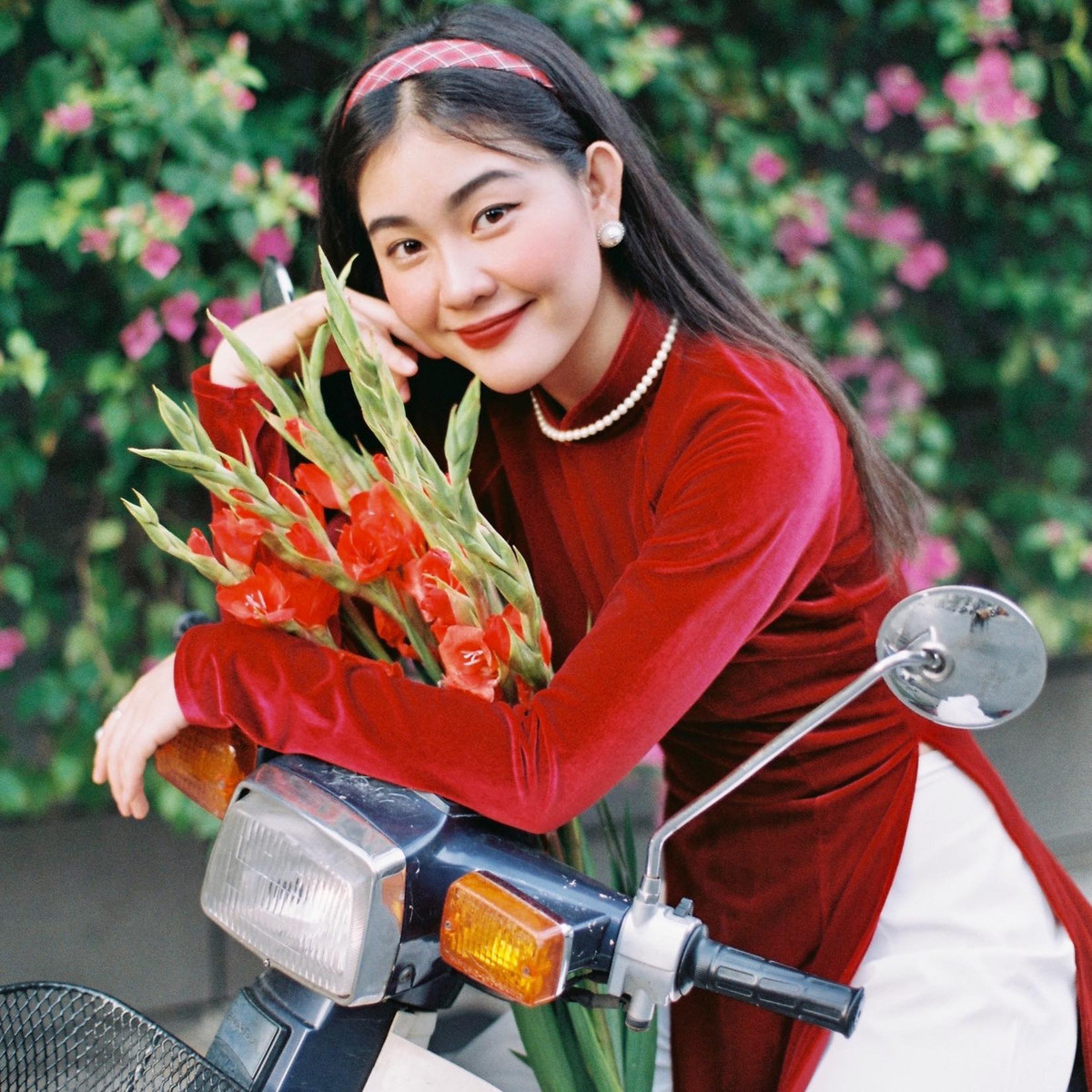 Không chỉ sở hữu chiều cao 1m65 và gu ăn mặc cực bắt mắt, Bách Liên còn có gương mặt sắc nét, mũi cao và nụ cười rạng rỡ.