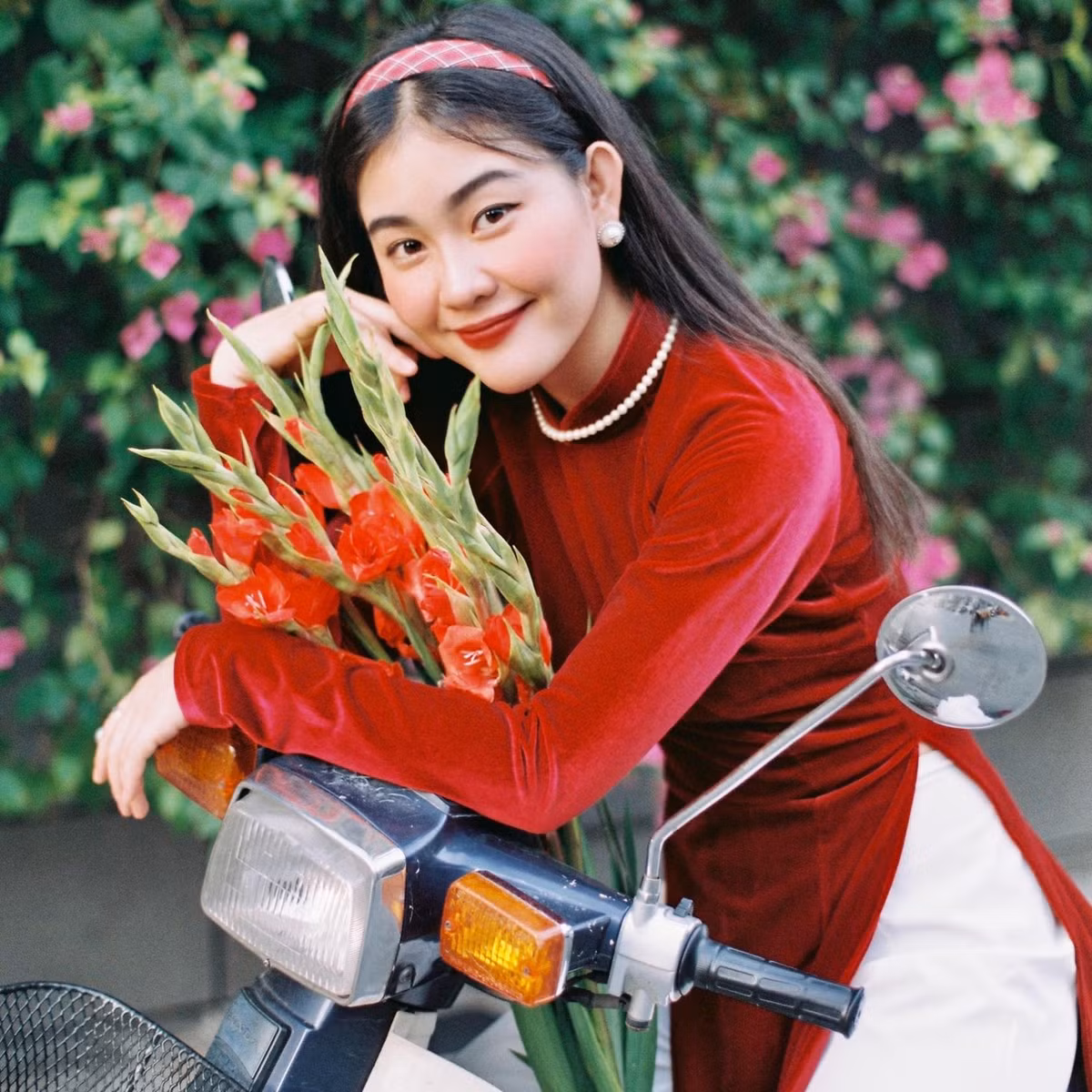 Không chỉ sở hữu chiều cao 1m65 và gu ăn mặc cực bắt mắt, Bách Liên còn có gương mặt sắc nét, mũi cao và nụ cười rạng rỡ.