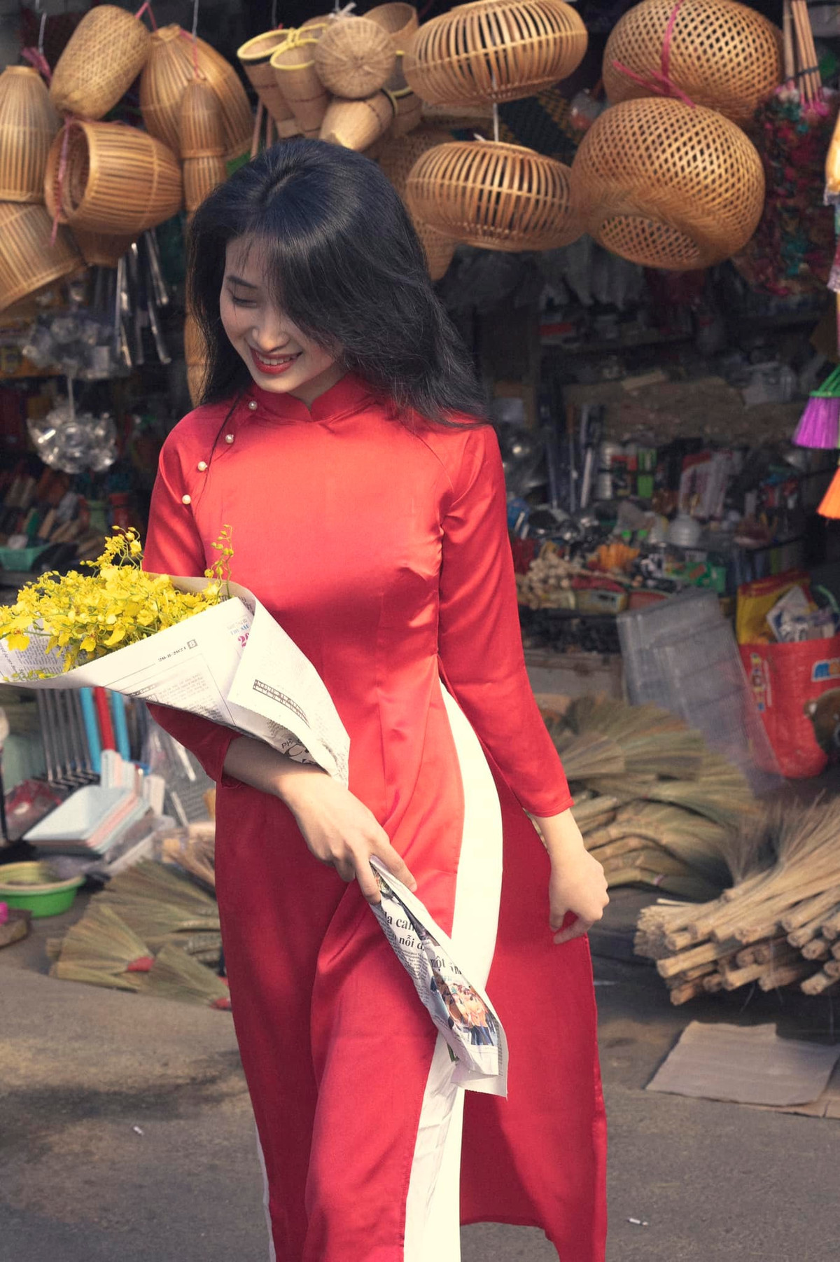 Mailiingg tên thật là Dương Mai Linh, sinh năm 2002 là hot girl thường xuyên xuất hiện trên các diễn đàn từ Tik Tok đến Facebook. Lý do khiến cô nổi tiếng chính là nhờ phong cách "thời ông bà anh" mà cô nàng theo đuổi bấy lâu.