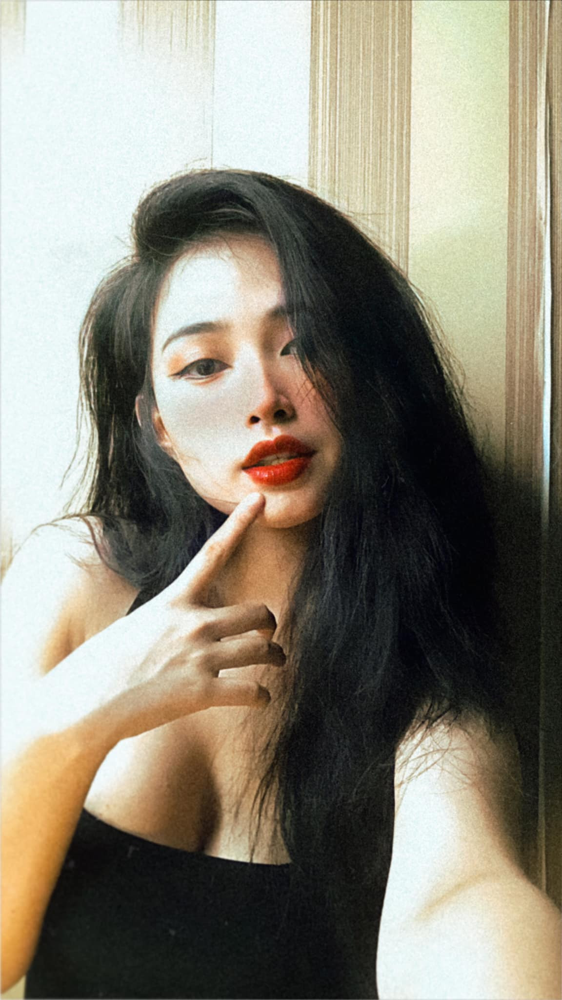 Từ những bộ đồ cũ trong tủ áo của mẹ, cô nàng đã lên ý tưởng, tham khảo nhiều nguồn rồi lại đi khắp nơi để lựa chọn những bộ trang phục thật đẹp nhưng không hề lỗi thời.