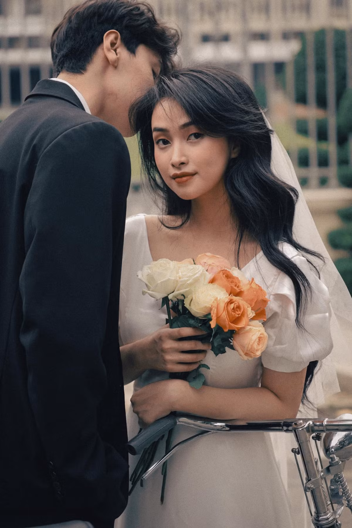 Hình ảnh hàng tóc dài đánh rối, môi son đỏ xuất hiện bên các con phố, khu chợ sầm uất của Mai Linh đã không khỏi khiến người xem liên tưởng đến các người đẹp như Lý Gia Hân hay Chu Ân trong phim ảnh ngày xưa.