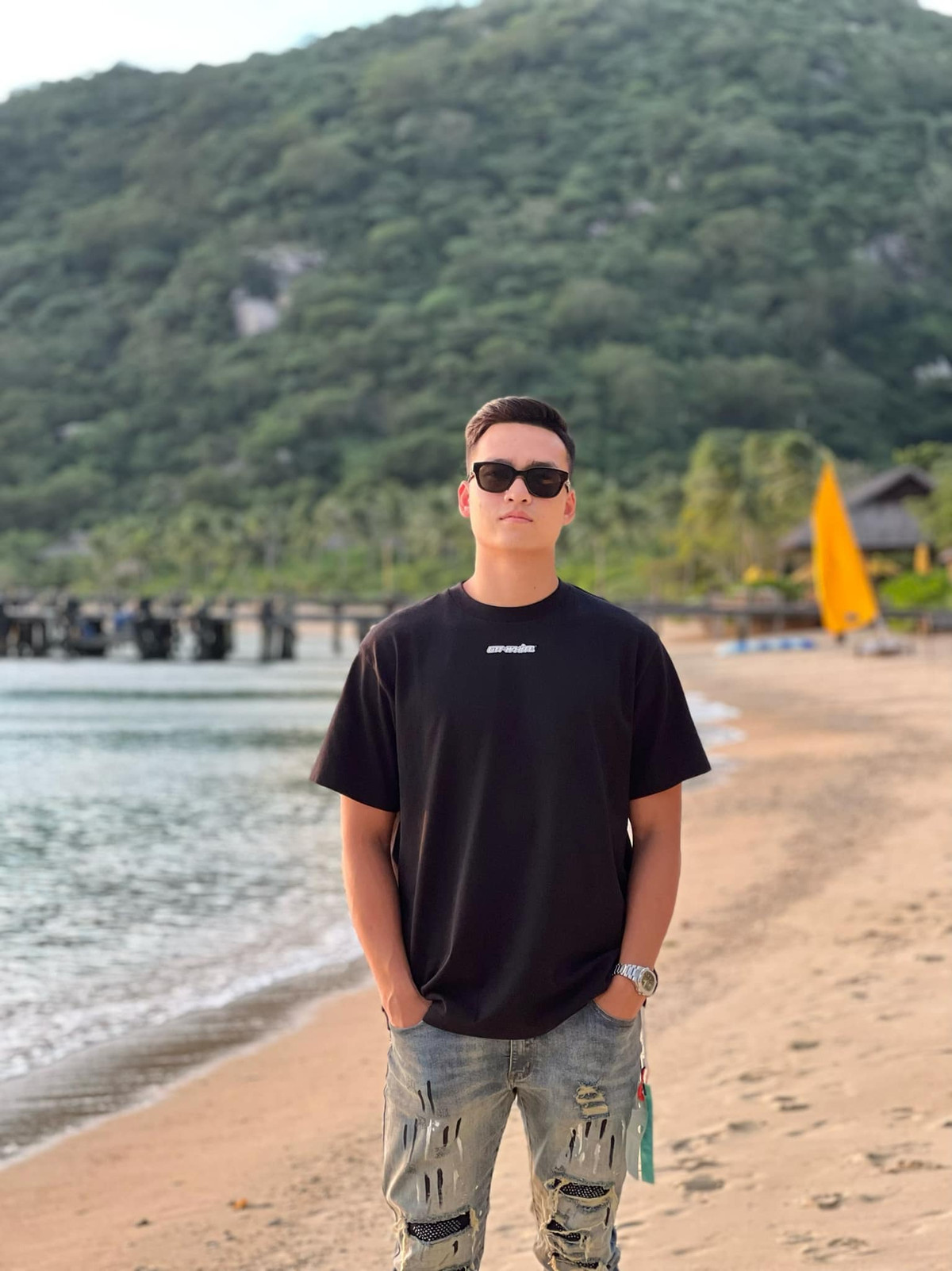 Hiện tại trang cá nhân của anh cũng thu về hàng trăm ngàn lượt theo dõi, mỗi bài đăng đều nhận được rất nhiều lượt thả tim và bình luận. Ảnh: FBNV