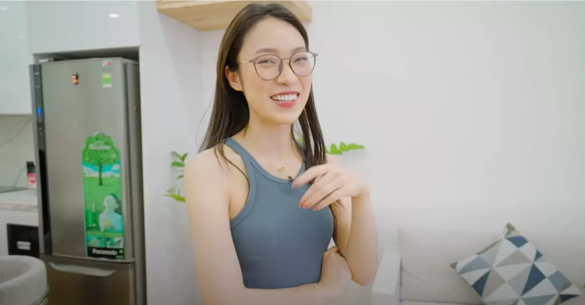 Nữ MC cho hay, cô đã nhờ kiến trúc sư tùy ý thiết kế căn hộ, cô chỉ yêu cầu duy nhất một điều, đó là toàn bộ nội thất trong nhà phải có màu trắng. Chính vì vậy, căn hộ đã được sử dụng từ màu sơn, gạch ốp tường cho tới đồ trang trí đều là màu trắng.