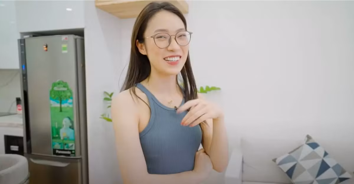 Nữ MC cho hay, cô đã nhờ kiến trúc sư tùy ý thiết kế căn hộ, cô chỉ yêu cầu duy nhất một điều, đó là toàn bộ nội thất trong nhà phải có màu trắng. Chính vì vậy, căn hộ đã được sử dụng từ màu sơn, gạch ốp tường cho tới đồ trang trí đều là màu trắng.