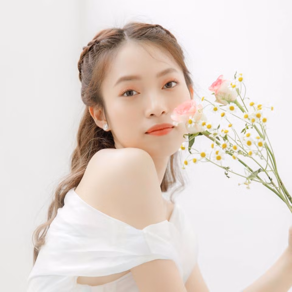 Khánh Vy từng tiết lộ đã mua xe hơi cho bản thân và một mảnh đất tặng bố mẹ.