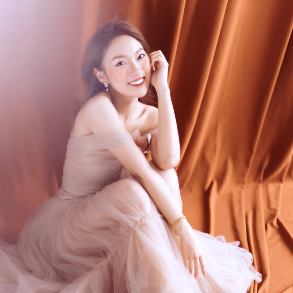 Theo dõi những hình ảnh trên trang cá nhân, có thể thấy hot girl 7 thứ tiếng sở hữu phong cách thời trang ấn tượng. Trong đó, bộ sưu tập túi hiệu của người đẹp sinh năm 1999 khiến nhiều người trầm trồ.