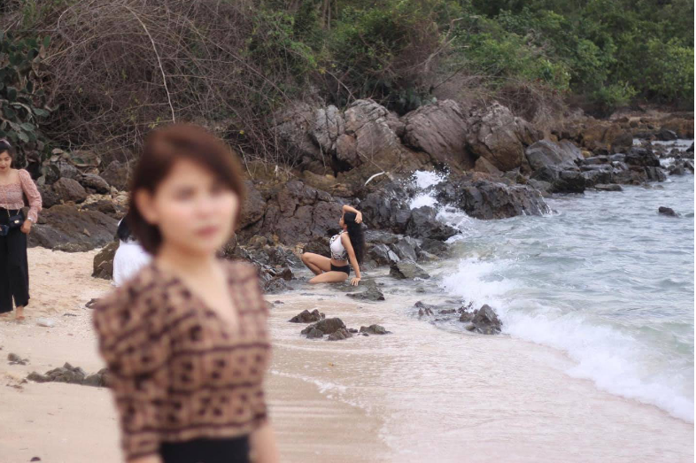 Rất nhiệt tình tạo dáng trước ống kính máy ảnh của bạn trai, thế nhưng cuối cùng cô gái lại chẳng nhận được bức ảnh nào rõ mặt mình. Ảnh: Tổng hợp