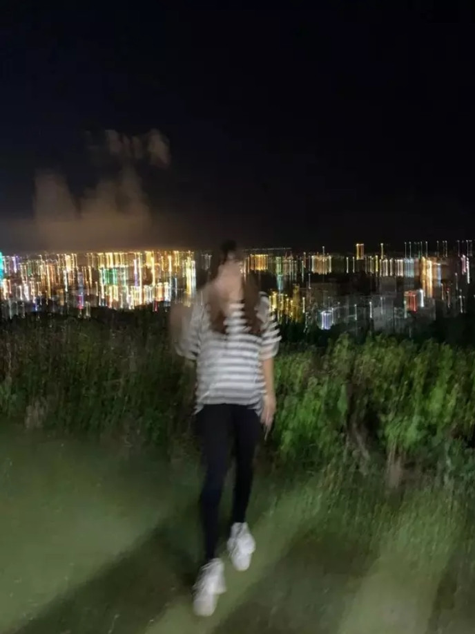 Khi nhờ chụp ảnh và nhiệt tình tạo dáng thế nhưng nhận về bức ảnh mờ mịt chẳng rõ mặt.