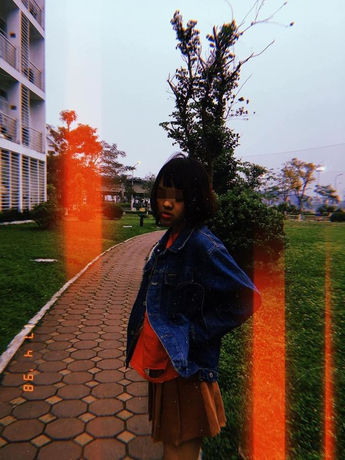 Anh chàng người yêu chụp bức ảnh này quá xấu tính, từ quần áo đến đầu tóc, mặt mũi, môi cũng không tém lại cho cô gái.