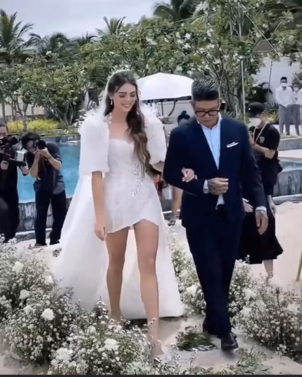 Cách trang điểm nhẹ nhàng nhưng không kém phần tươi tắn cùng với chiếc váy cưới lộng lẫy khiến nhan sắc cô nàng càng thêm phần nổi bật.