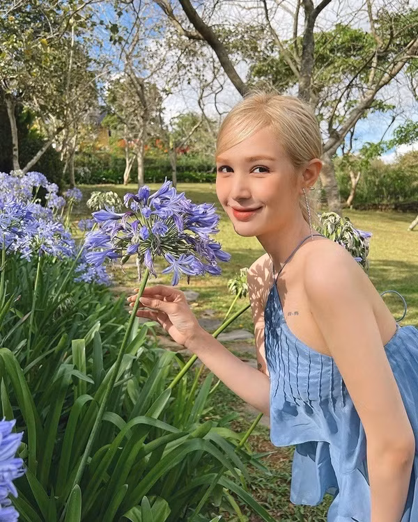  Xoài Non đang là hot girl đình đám của Vbiz, cô để lại dấu ấn trong lòng người hâm mộ bởi sự gần gũi, thân thiện và đặc biệt là vẻ ngoài không điểm trừ.