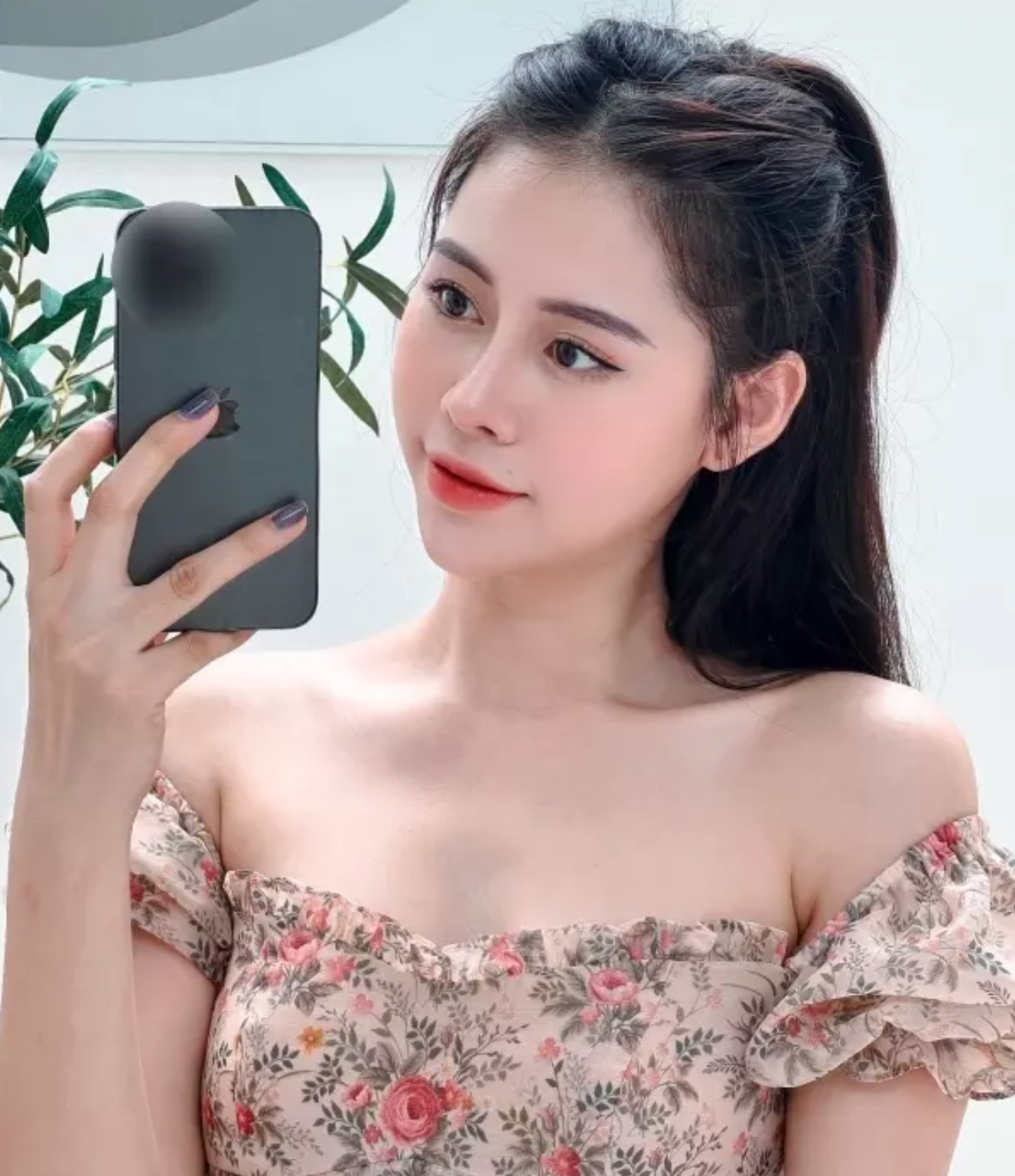 Netizen đã làm một cuộc so sánh về phong cách thời trang của 2 gái xinh. Cụ thể, Việt Phương Thoa cột tóc cao, trang điểm nhẹ nhàng, khoe trọn thần thái sang chảnh. Còn Xoài Non lại đẹp chuẩn nàng thơ dù chẳng cần trang điểm cầu kỳ.