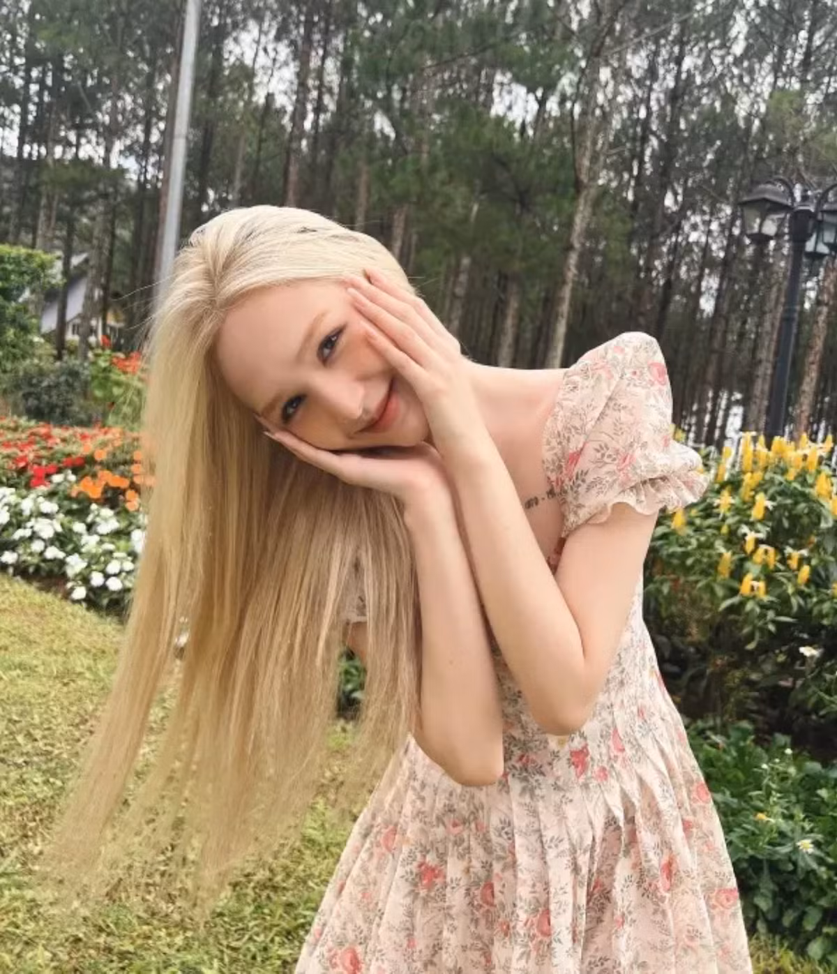 Tuy nhiên những hình ảnh này của Xoài Non lại trở thành tâm điểm bàn tán của netizen bởi chiếc váy mà cô mặc trùng với mẫu váy mà TikToker Việt Phương Thoa từng diện.