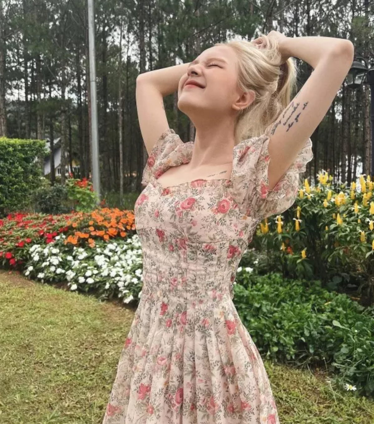 Cách đây không lâu, gái xinh Instagram đã đăng tải ảnh du lịch Đà Lạt cùng anh xã, trong hình 10X diện mẫu váy hoa xinh xắn, khoe trọn vóc dáng mảnh mai, làn da trắng mịn màng.