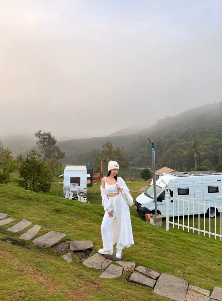 Trước những lời lẽ dị nghị, Gia Kỳ phân trần: "Dạ em biết lỗi của em rồi. Lúc xưa em còn trẻ trâu quá nên chưa phân biệt được ạ. Đây cũng là điều mà em hối hận nhất trong đời em ạ. Giờ em biết rồi nên không còn là fan gì nữa đâu.".