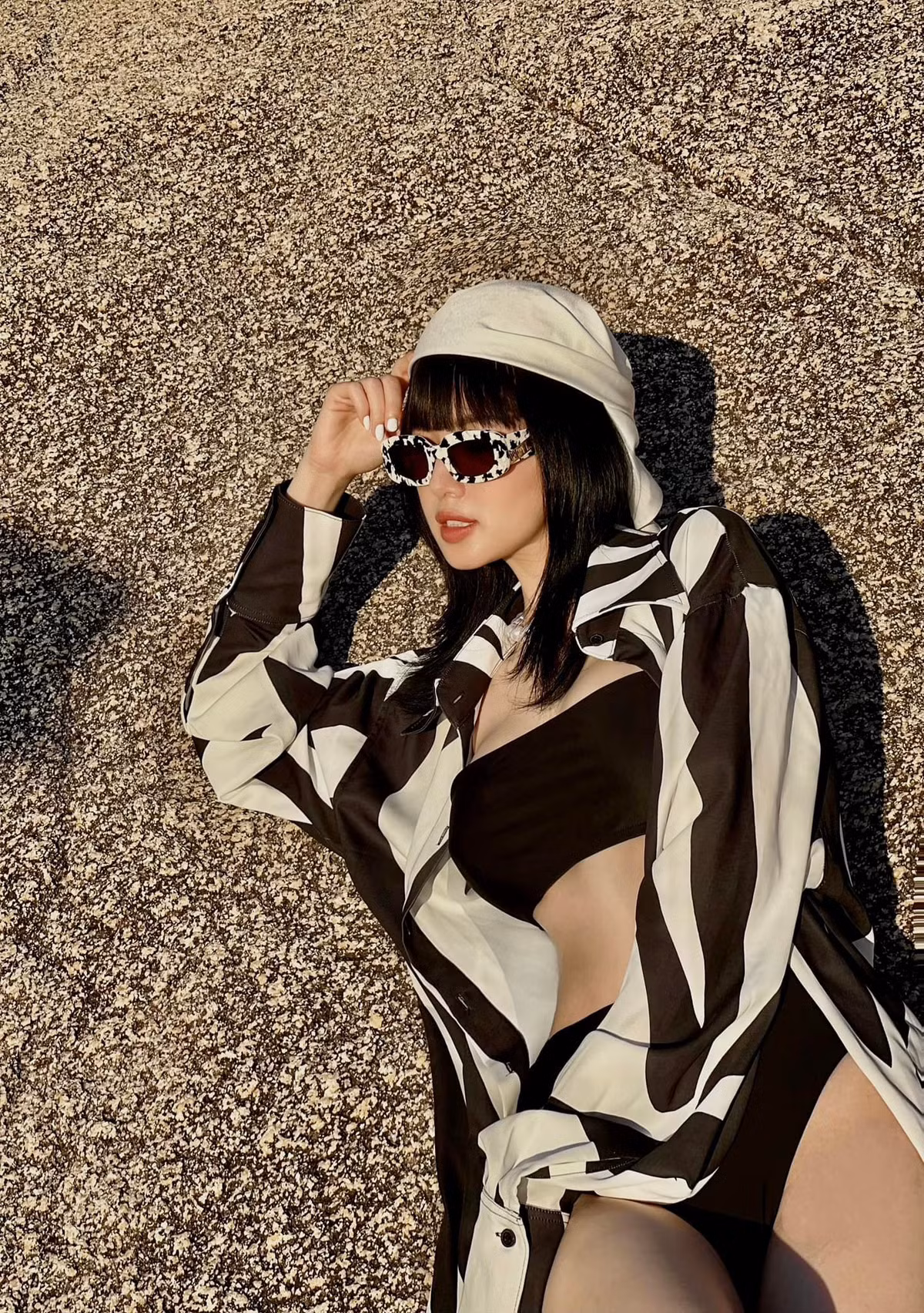 Bên dưới hình ảnh này, rất nhiều dân mạng đã dành lời khen cho nhan sắc của "bà mẹ hai con": "Ngon đét luôn", "Quá đỉnh luôn", "Mê quá chị ui", "Người đâu mà đẹp",...