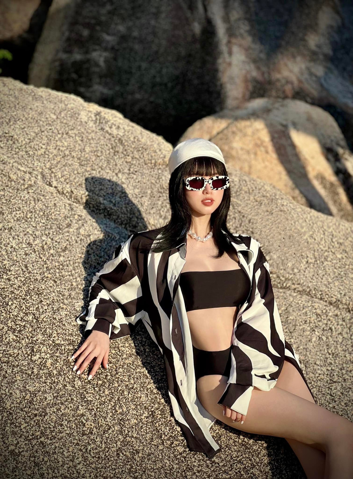 Thậm chí, netizen còn nhận xét Tâm Tít đã "lão hoá ngược" bởi từ gương mặt đến phong cách còn sành điệu, thời thượng hơn trước.