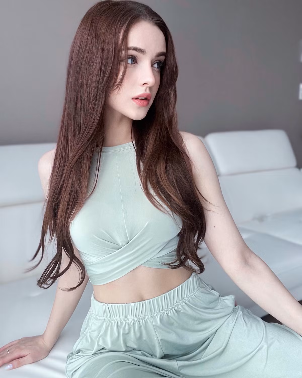 Hiện tại người đẹp đã kết hôn với bạn trai người Hàn Quốc. Cô cũng phát triển công việc người mẫu và YouTuber.