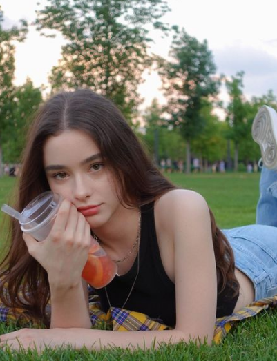 Để có cơ bụng hoàn hảo, săn chắc và nổi múi, Dasha Taran tập một số động tác như leo núi, gập bụng, gập gối,...